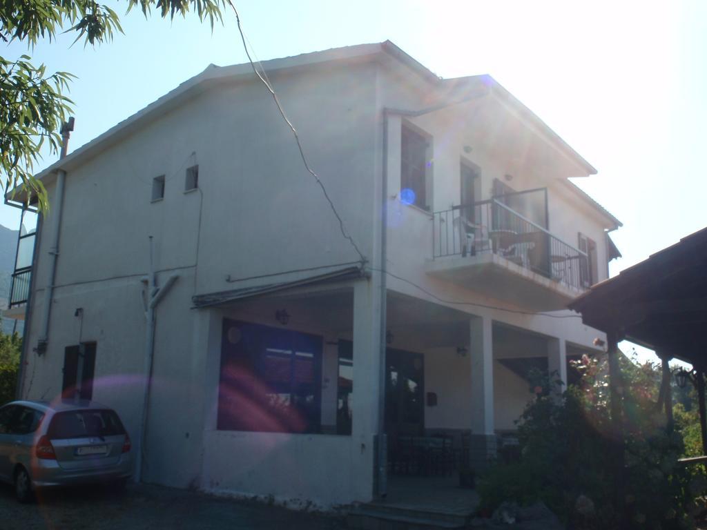 Meraklis Rooms Kariotes Екстер'єр фото
