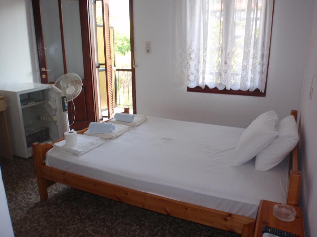 Meraklis Rooms Kariotes Екстер'єр фото