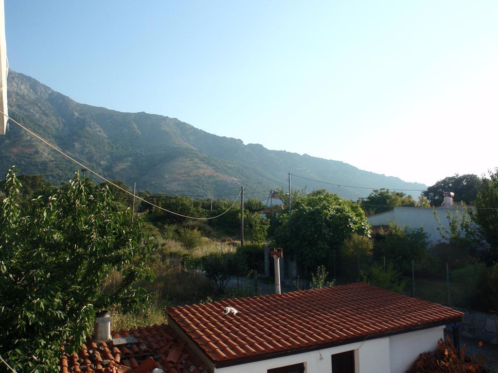 Meraklis Rooms Kariotes Екстер'єр фото